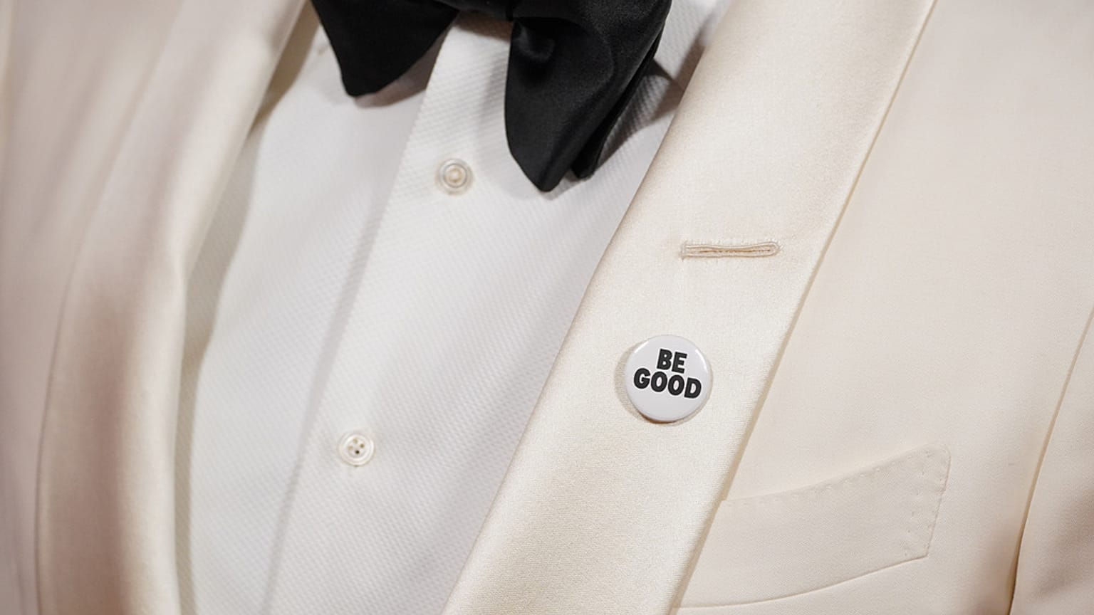 Be Good isimli rozet.