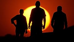 Am zwölften Mai 2025 beobachten Menschen vom Gelände des Liberty Memorial in Kansas City, Missouri, den Sonnenuntergang.
