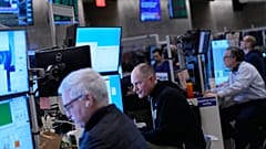 Börsenhändler arbeiten auf dem Parkett der New York Stock Exchange in New York. Neunter Januar 2026.