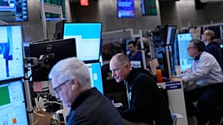 Traders work on the floor at the New York Stock Exchange in New York. 9 Jan. 2026.