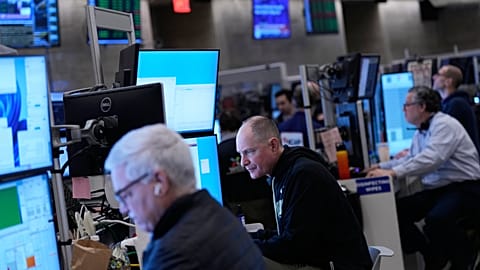 Traders work on the floor at the New York Stock Exchange in New York. 9 Jan. 2026.