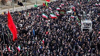 مسيرات في ساحة انقلاب بطهران دعماً للحكومة الإيرانية بعد 3 أسابيع من الاحتجاجات المعيشية 12 يناير 2025