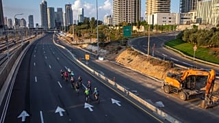 راكبو الدراجات يركبون على طريق سريع خالٍ من السيارات، خلال عيد يوم الغفران اليهودي في تل أبيب، إسرائيل، الخميس 16 سبتمبر 2021 (صورة أ ب/أوديد باليلتي)