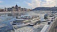 Die vereiste Donau von der Budaer Seite - Budapest, 12. Januar 2026.
