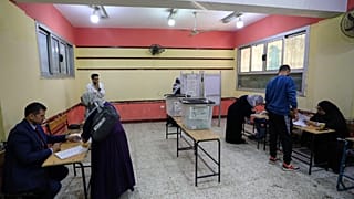 أدلى المصريون بأصواتهم خلال المرحلة الثانية من الانتخابات البرلمانية في القاهرة، مصر، يوم الاثنين 24 نوفمبر 2025. (صورة من وكالة أسوشيتد برس/خالد الفقي)