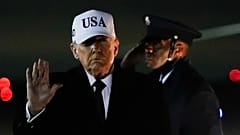 El presidente Donald Trump saluda tras llegar en el Air Force One procedente de Florida, el 11 de enero de 2026.