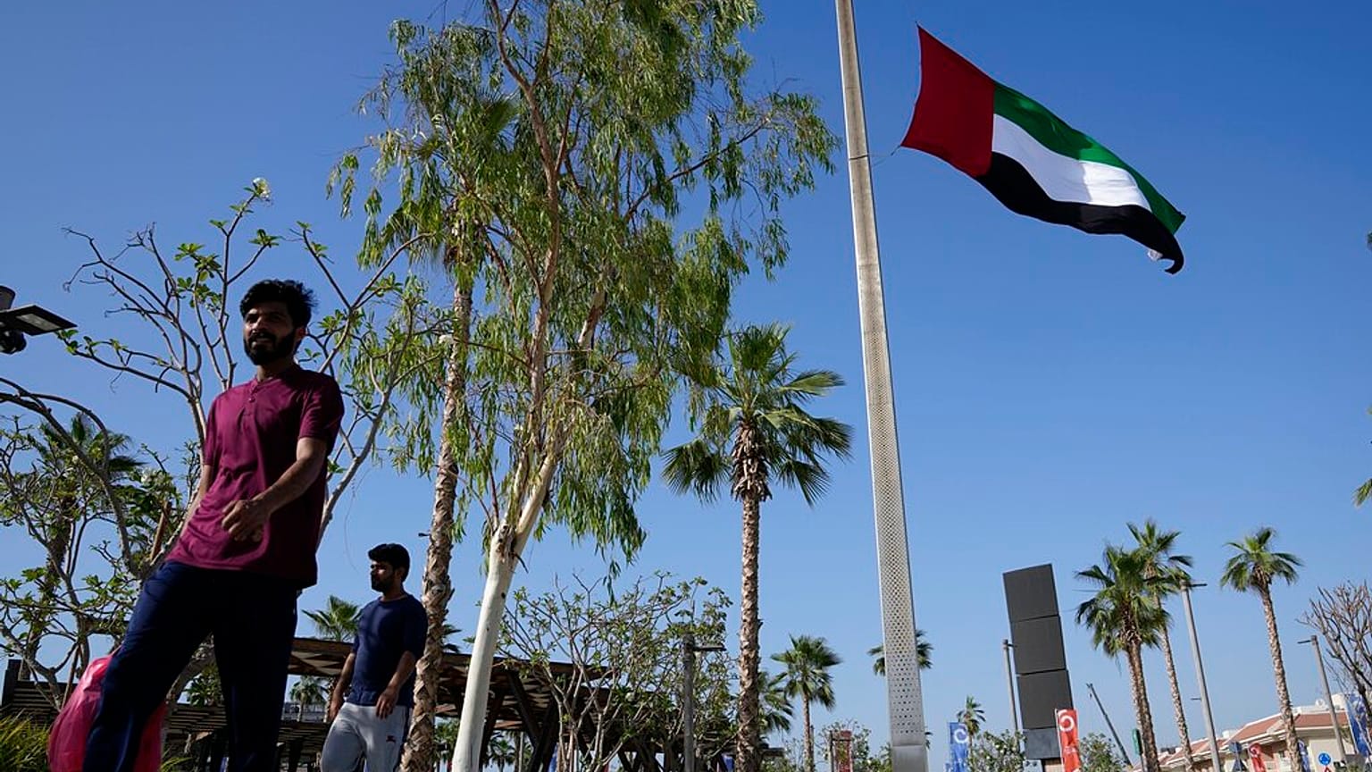  يمرّ الناس في دبي، الإمارات العربية المتحدة، يوم الجمعة 13 مايو/أيار 2022،