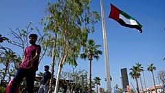  يمرّ الناس في دبي، الإمارات العربية المتحدة، يوم الجمعة 13 مايو/أيار 2022،