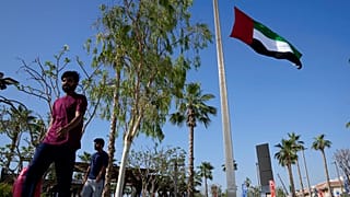  يمرّ الناس في دبي، الإمارات العربية المتحدة، يوم الجمعة 13 مايو/أيار 2022،