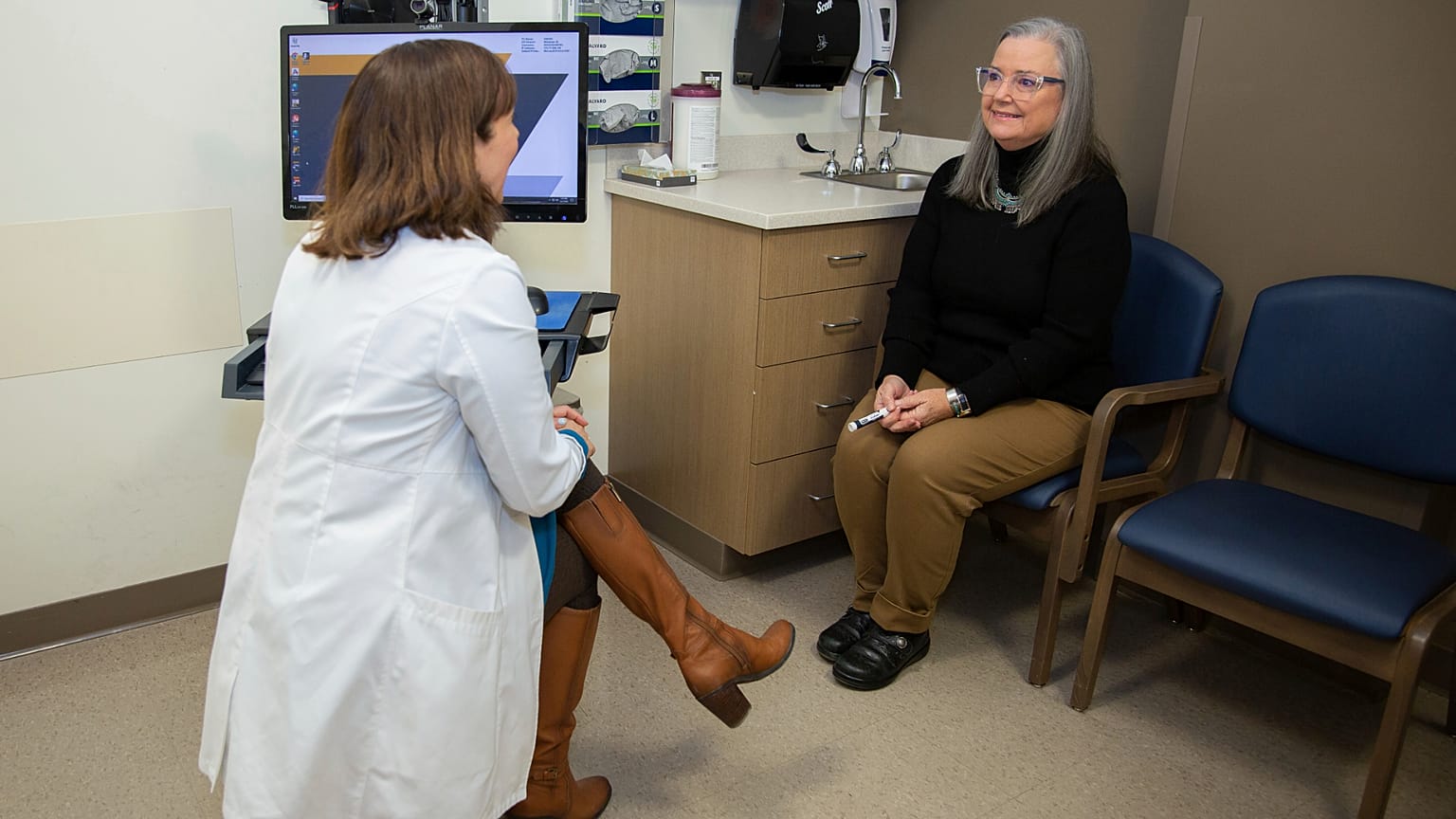 تتحدث المريضة لوري أوزبورن  مع الدكتورة لورا دافيسون في مورغانتاون، ويست فرجينيا، يوم الاثنين 2 ديسمبر 2024. (صورة من أ ب/كاثلين باتن)