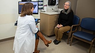 تتحدث المريضة لوري أوزبورن  مع الدكتورة لورا دافيسون في مورغانتاون، ويست فرجينيا، يوم الاثنين 2 ديسمبر 2024. (صورة من أ ب/كاثلين باتن)