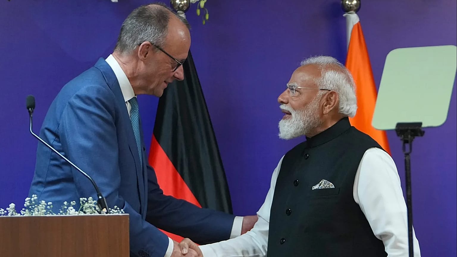 صافح المستشار الألماني فريدريش ميرتس، على اليسار، رئيس الوزراء الهندي ناريندرا مودي عقب بيان مشترك لوسائل الإعلام في غانديناغار، الهند، يوم الاثنين 12 يناير 2026. 
