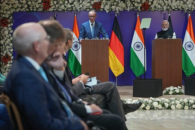 رئيس الوزراء الهندي ناريندرا مودي  يستمع إلى المستشار الألماني فريدريش ميرتس وهو يلقي كلمة خلال بيان مشترك في غانديناغار، الهند، يوم الاثنين 12 يناير 2026.