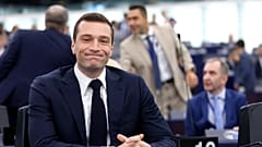 Der Vorsitzende von Patriots for Europe, Jordan Bardella, während einer Plenarsitzung des Europäischen Parlaments in Straßburg