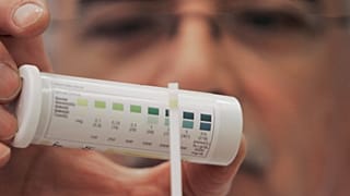 مساعد طبي يعرض اختبارًا لمرض السكري في صيدلية في دوسلدورف، غرب ألمانيا (صورة من وكالة أسوشيتد برس/فرانك أوغستين)