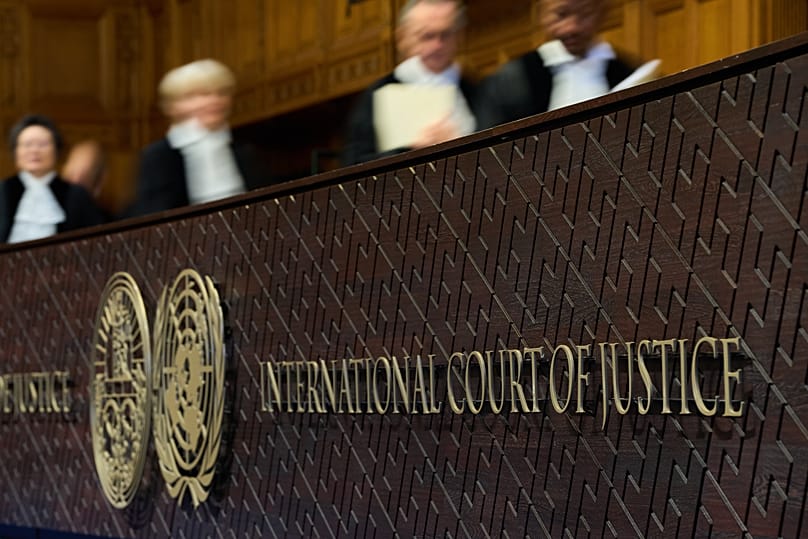 Os juízes dirigem-se para os seus lugares antes de uma sessão no Tribunal Internacional de Justiça em Haia, 22 de outubro de 2025