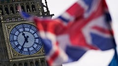 Una bandera británica ondea con el Big Ben de fondo en Londres, 7 de enero de 2026