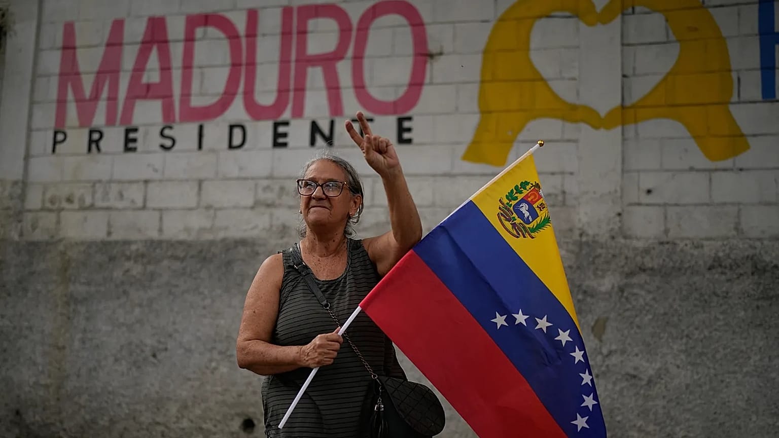 A supporter of former Venezuelan President Nicolás Maduro joins in a rally in Caracas, 10 January, 2026
