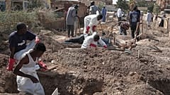 أعضاء الهلال الأحمر السوداني يعيدون دفن رفات ضحايا النزاع الذي استمر عامين في السودان، وينقلون الجثث من مقابر مؤقتة إلى مقبرة محلية في الخرطوم، السودان، الأحد 11 يناير 2026.
