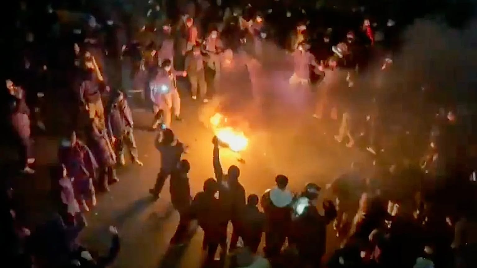 Des manifestants dansent et se réjouissent autour d'un feu de joie alors qu'ils descendent dans la rue malgré l'intensification de la répression à Téhéran, le 9 janvier 2026.