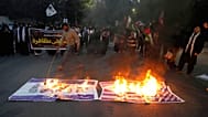 Musulmanes chiítas queman las banderas de Estados Unidos e Israel durante una protesta contra Estados Unidos en Lahore, Pakistán, el domingo 11 de enero de 2026.
