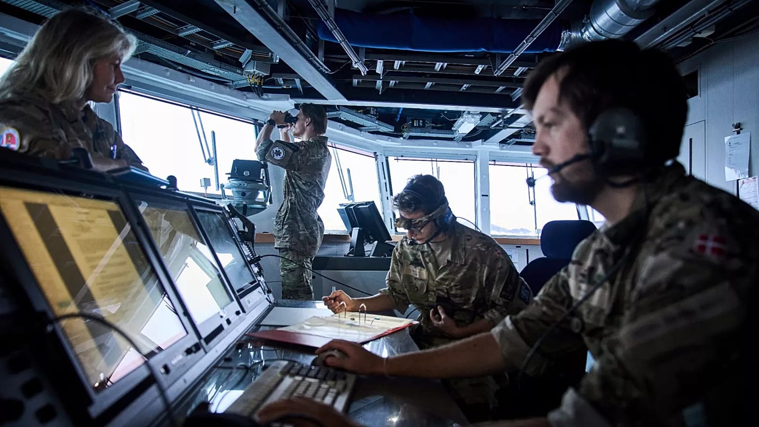 Forças militares dinamarquesas participam num exercício no Oceano Ártico, em Nuuk, a 15 de setembro de 2025