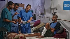 الدكتور بول رانسم من UK-Med يعالج مرضى في مستشفى ميداني قرب خان يونس، غزة، السبت 27 سبتمبر 2025.