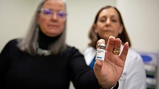  مريضة تحمل دواء سيماغلوتيد المستخدم كبديل لعلاجها بدواء ويجوفي في قسم إدارة الوزن الطبي في جامعة ويست فرجينيا في مورغانتاون، يوم الاثنين 2 ديسمبر 2024.