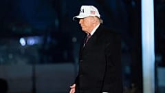 Präsident Donald Trump geht am Sonntag, 11. Januar 2026, in Washington auf dem Südrasen des Weißen Hauses spazieren. (AP Photo/Jose Luis Magana)