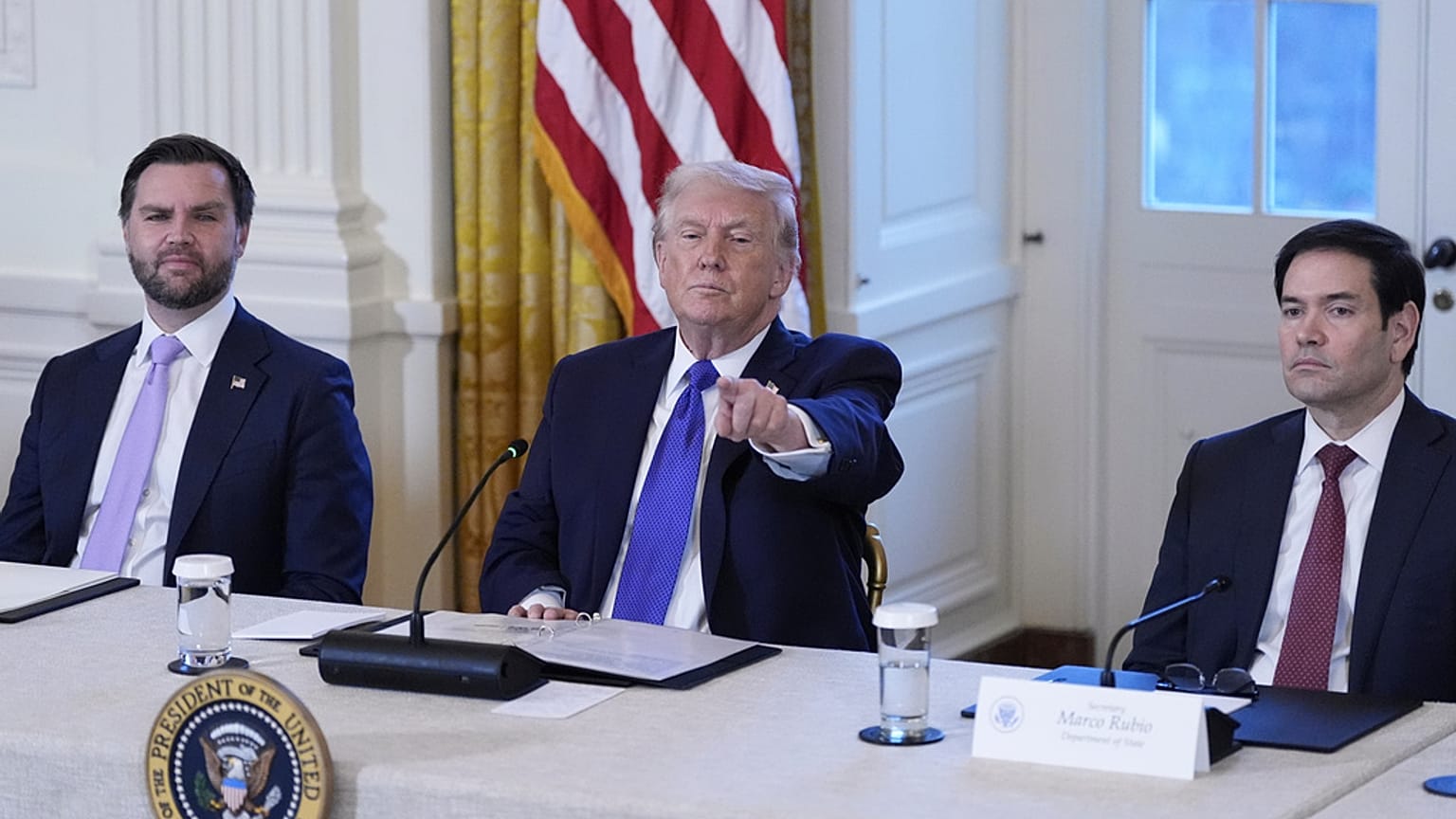 ترامب خلال اجتماع مع مسؤولي قطاع النفط في البيت الأبيض، بحضور نائب الرئيس جي دي فانس ووزير الخارجية ماركو روبيو، في 9 يناير/كانون الثاني 2026.