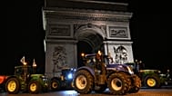 Des agriculteurs conduisent leurs tracteurs devant l'Arc de Triomphe pour protester contre l'accord commercial avec le Mercosur, mardi 13 janvier 2026 à Paris.