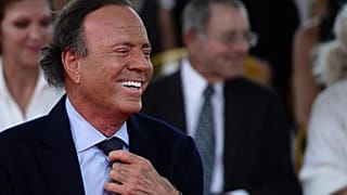 El cantante español Julio Iglesias sonríe durante la ceremonia de inauguración de su estrella en el Paseo de la Fama en San Juan, Puerto Rico, el 29 de septiembre de 2016.