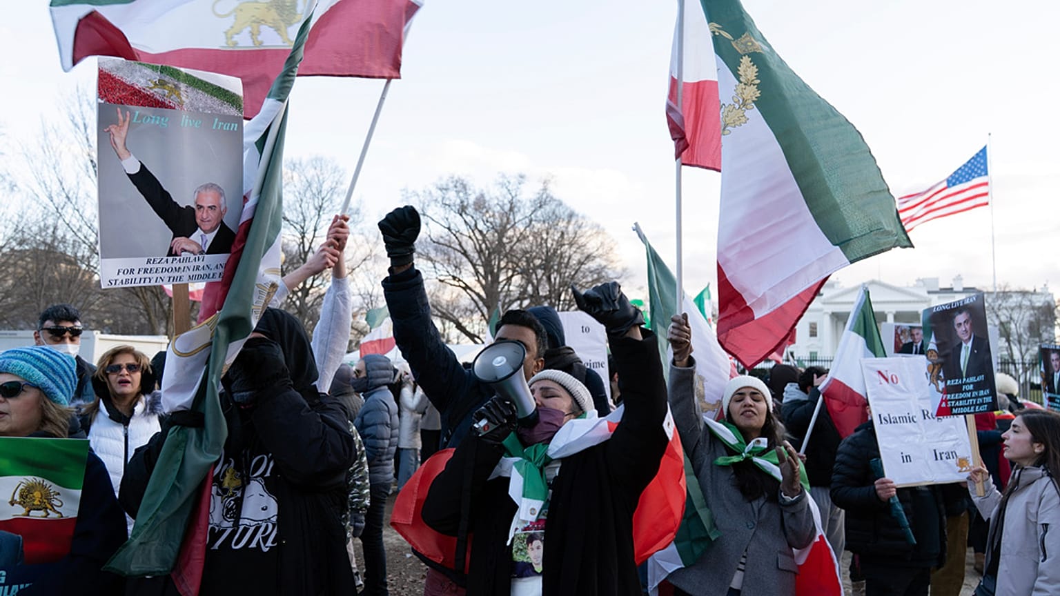 Attivisti a supporto delle proteste a Teheran