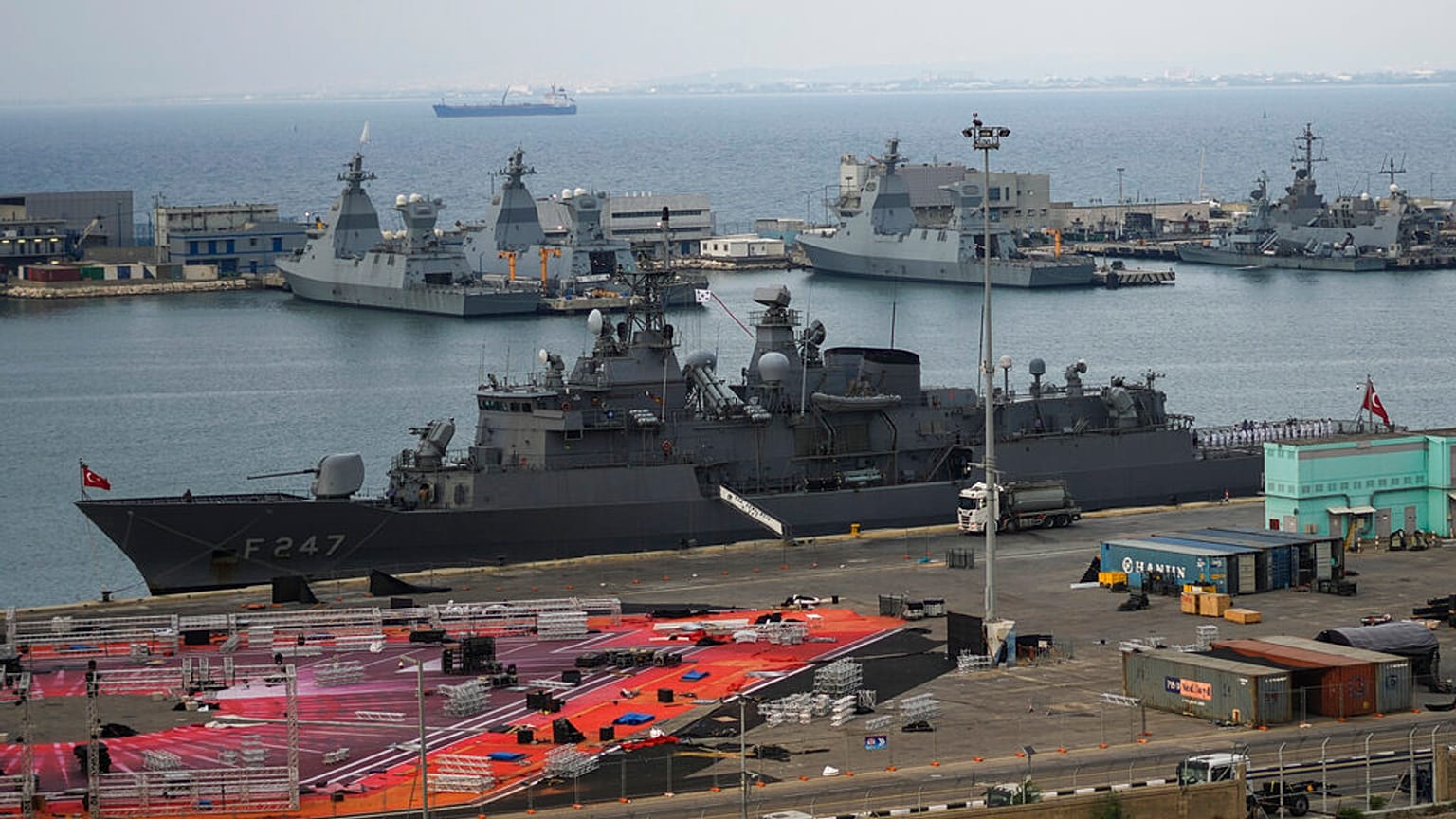 سفينة الحرب التركية TCG Kemalreis ترسو في ميناء حيفا بإسرائيل، يوم السبت 3 سبتمبر 2022.