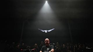 Padre Guilherme alla cabina DJ