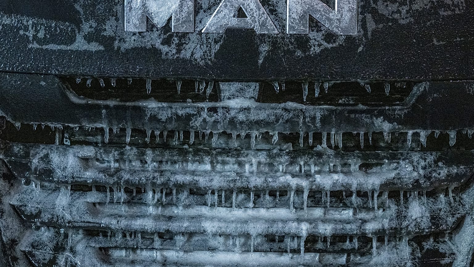 **Deutsch:**  Die Front eines Lastwagens ist von einer Eisschicht bedeckt, in Straubing, Deutschland, Montag, 12. Januar 2026. 