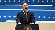 Elon Musk spricht in Washington bei einer Paradeveranstaltung zur Amtseinführung des Präsidenten in einer Halle. Montag, 20. Januar 2025.