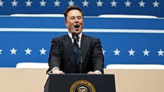 Elon Musk spricht in Washington bei einer Paradeveranstaltung zur Amtseinführung des Präsidenten in einer Halle. Montag, 20. Januar 2025.