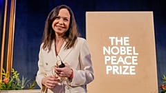 Friedensnobelpreisträgerin Maria Corina Machado lächelt während einer Pressekonferenz im Grand Hotel in Oslo, Norwegen, am 11. Dezember 2025.