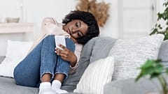 Eine Frau schaut auf ihr Smartphone.