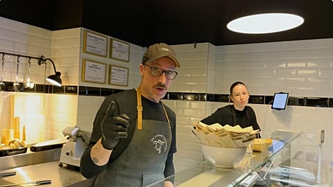 Simon Basaglia in der "Veganen Fleischerei" in Berlin Pankow.