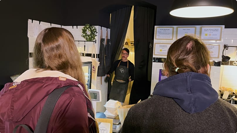 In der "Veganen Fleischerei" drängen sich die Kunden Schulter an Schulter.