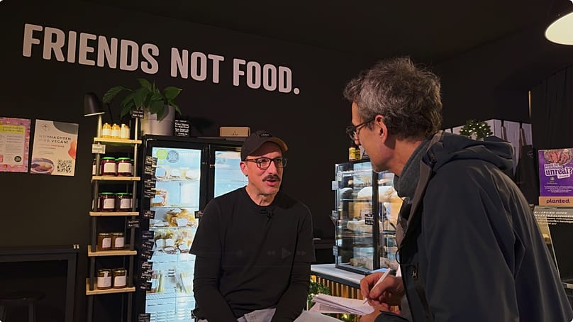 Veggie-Fleischer Simon Basaglia im Gespräch mit dem Euronews-Reporter.