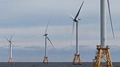 ARCHIV. Turbinen arbeiten im Windpark Block Island am siebten Dezember 2023 vor der Küste von Block Island, Rhode Island, bei einer von Orsted organisierten Tour.