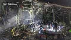 Ein Rettungsteam arbeitet daran, ein Feuer nach einem russischen Angriff in Charkiw, Ukraine, zu löschen. Das Foto wurde vom ukrainischen Notfalldienst zur Verfügung gestellt, Dienstag, 13. Januar 2026.