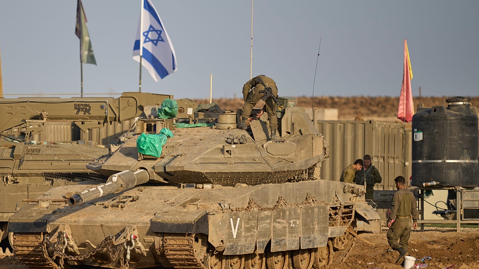 جنود إسرائيليون يعملون على دبابات في قطاع غزة، جنوبي إسرائيل، الثلاثاء 18 نوفمبر/تشرين الثاني 2025.
