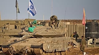 جنود إسرائيليون يعملون على دبابات في قطاع غزة، جنوبي إسرائيل، الثلاثاء 18 نوفمبر/تشرين الثاني 2025.