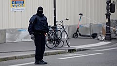 ARQUIVO: Um policial mascarado ao lado de uma fita policial após um incidente em Paris, 3 de outubro de 2019
