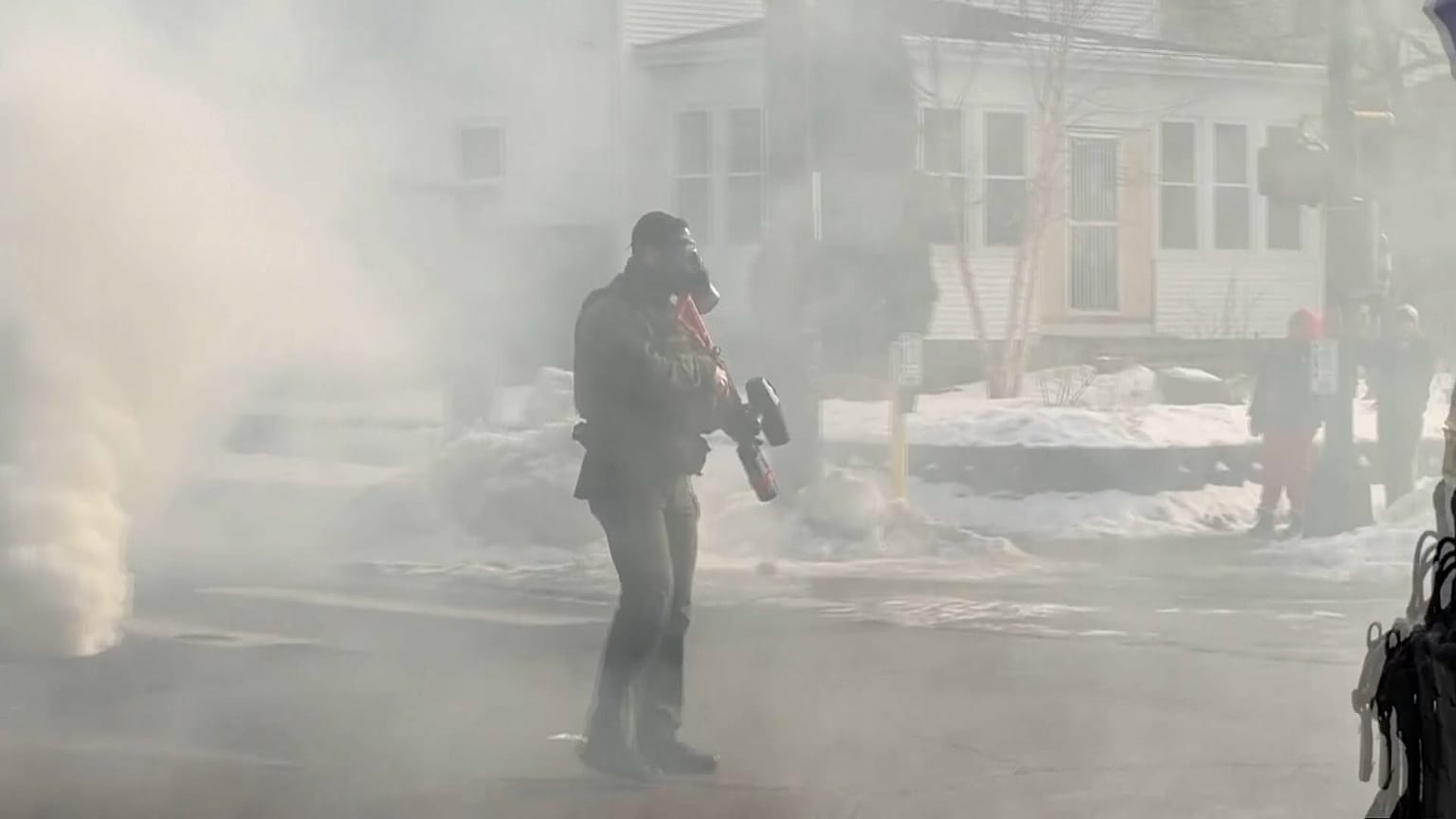 Estados Unidos: Eclodem protestos em Minneapolis após agentes da imigração usarem gás lacrimogéneo junto ao local onde Renee Good foi morta por um agente da polícia