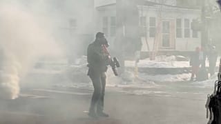 Estados Unidos: Eclodem protestos em Minneapolis após agentes da imigração usarem gás lacrimogéneo junto ao local onde Renee Good foi morta por um agente da polícia